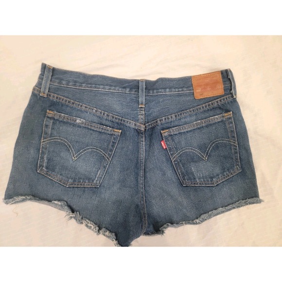Levi's Women's 32 501 Classic Fit denim jean shorts: Button Fly, Distressed - Picture 2 of 5